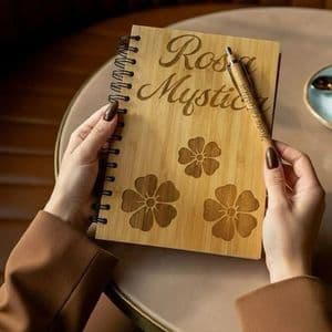 Notebook en couverture bamboo personnalisé avec son stylo en bois